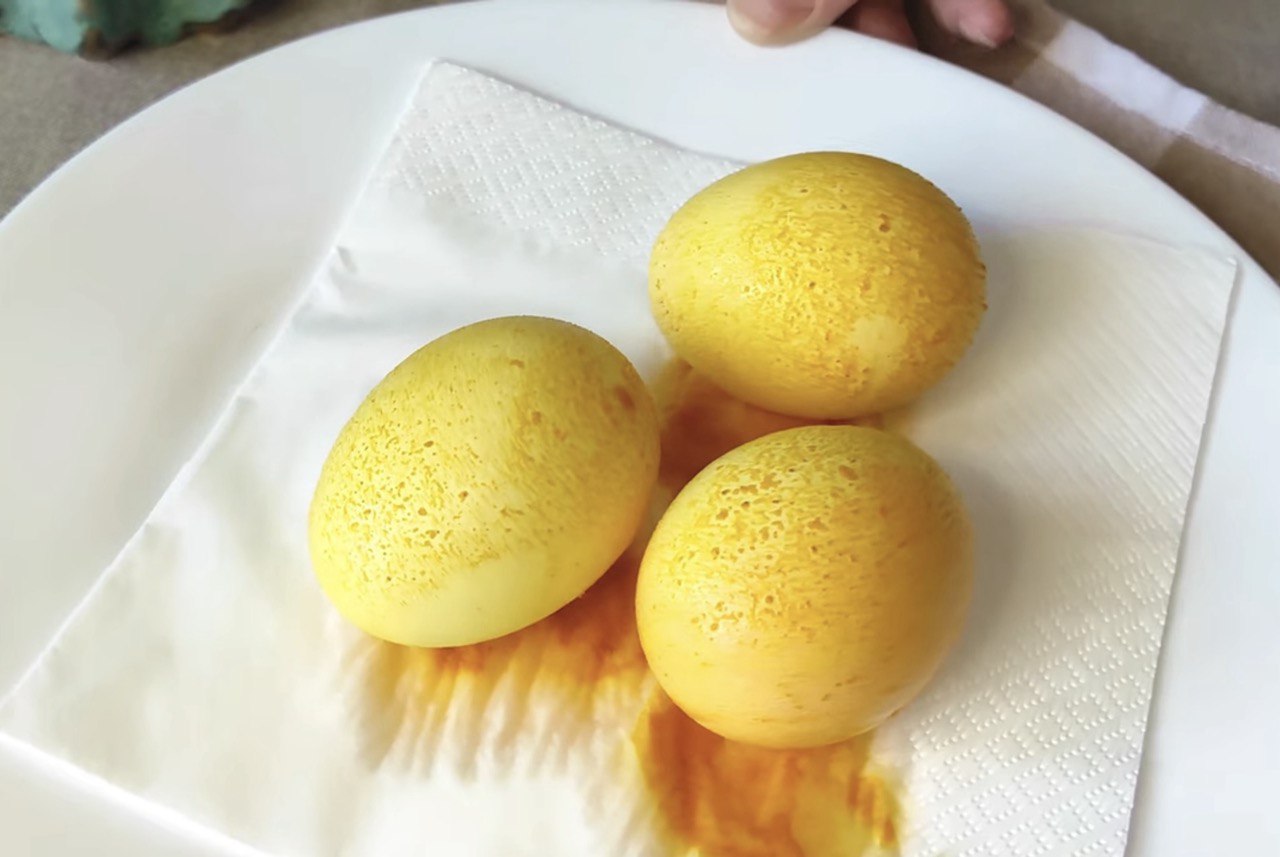 Готуємось до Великодня: як пофарбувати яйця натуральними барвниками (відео)